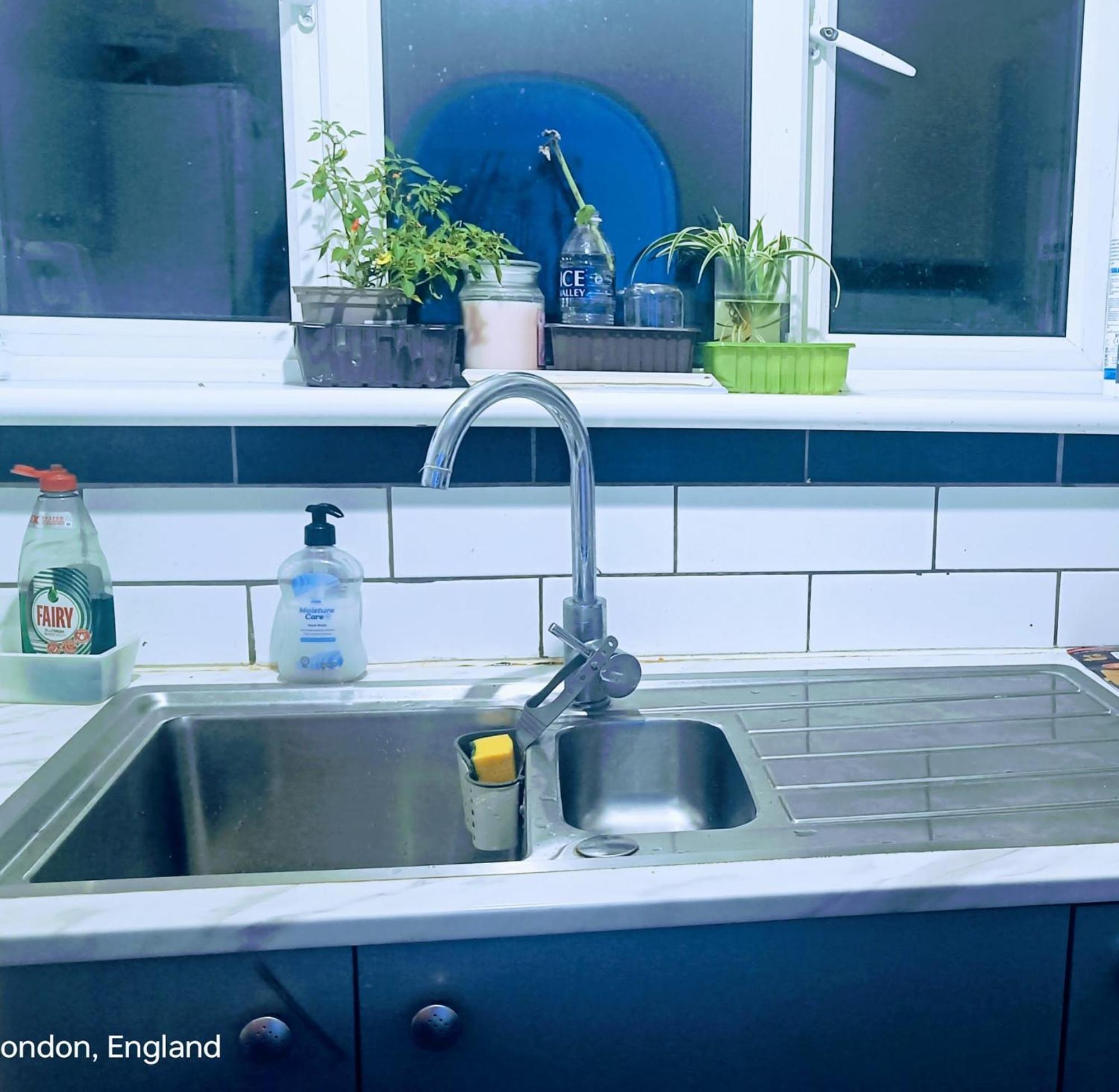 London'S Bed With Breakfast & Free Parking Apartment Exterior photo